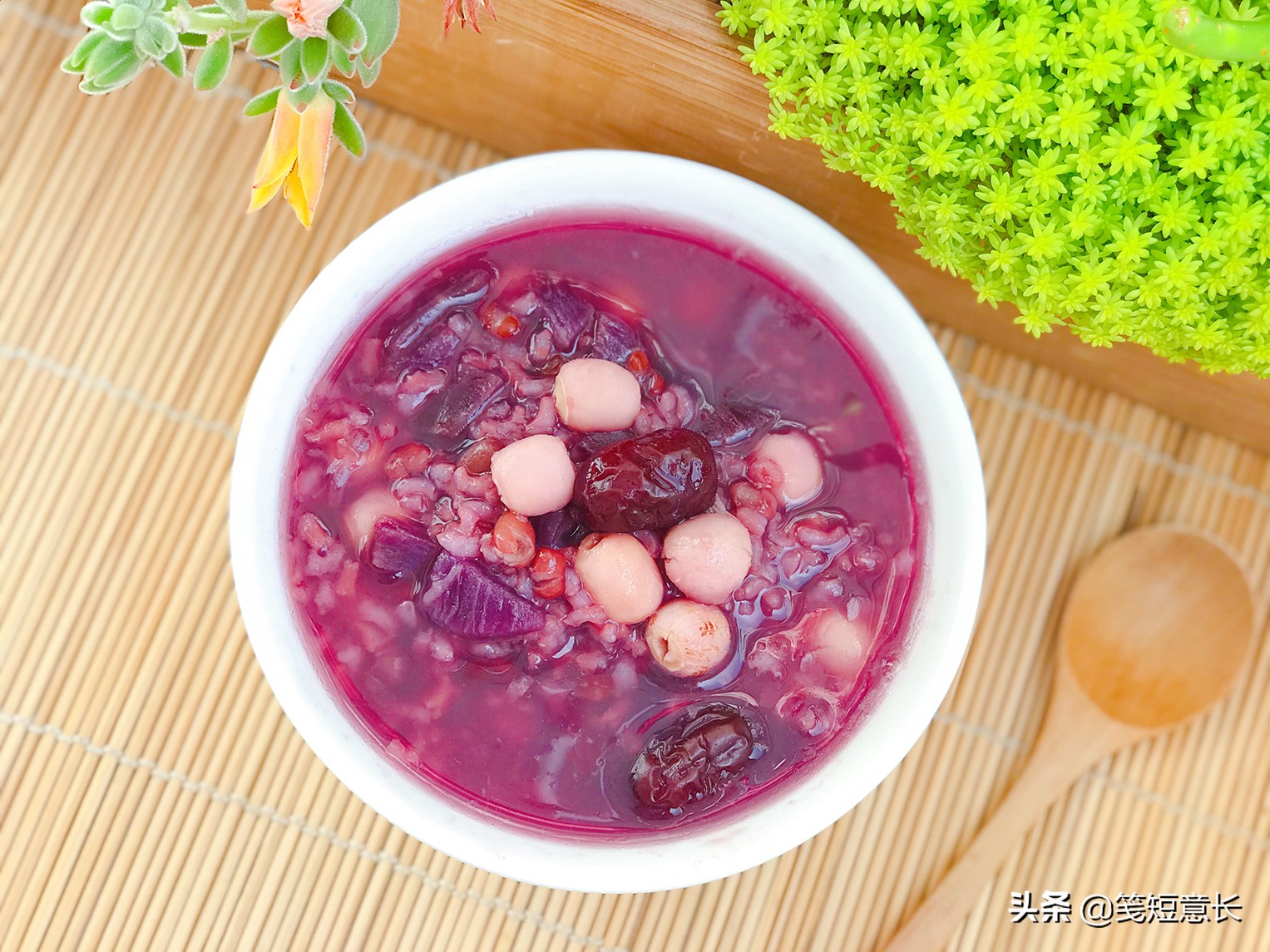 紫薯下锅成墨绿色了,紫薯煮了以后汤怎么变成绿色