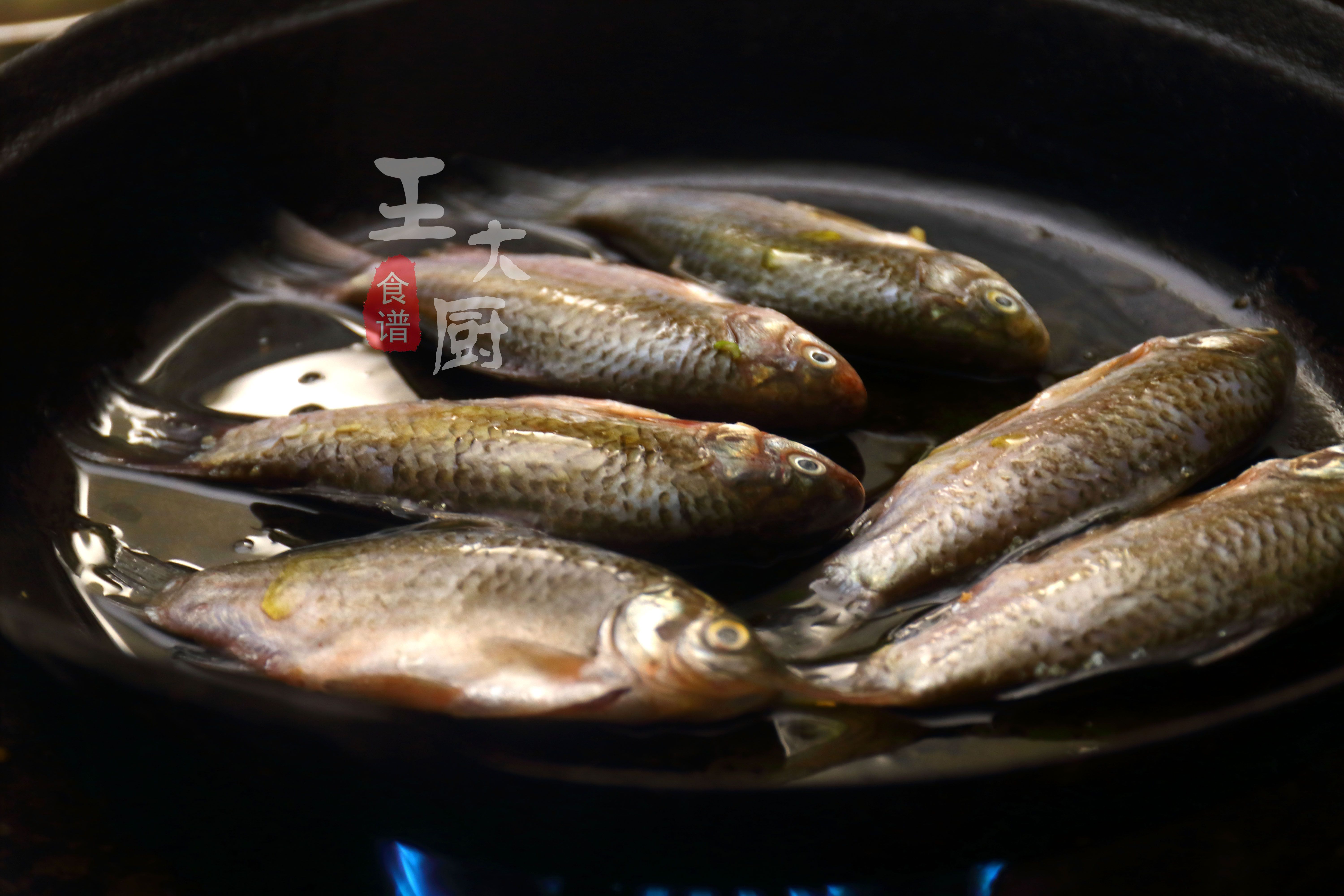 鲫鱼煎碎熬汤的做法,鲫鱼一定要煎才能熬出白汤吗