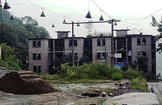 长江上游这座保密厂，一度辉煌，映山红依旧开，建筑破败难重生