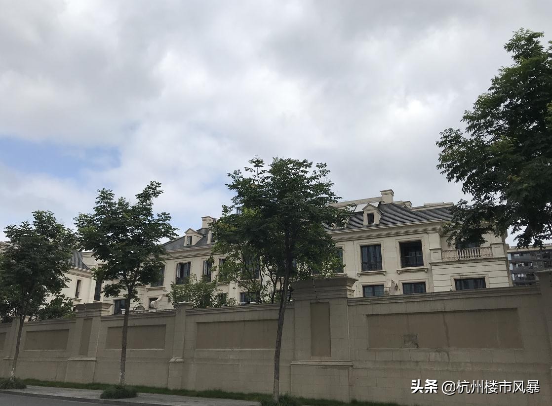 刚领出大证,紫金府已经有二手房挂牌了,单价6万+,会有人接盘吗