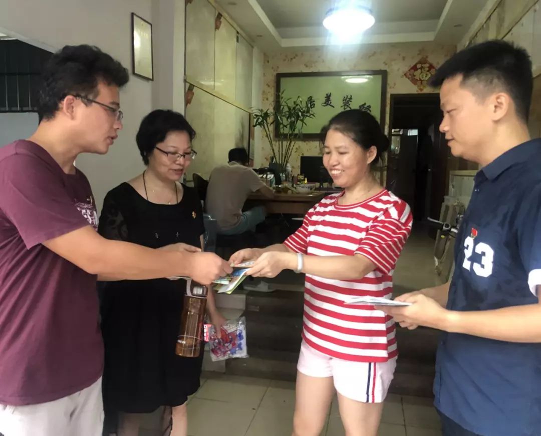 持续推进在职党员进社区志愿服务,在职党员下沉社区开展志愿服务