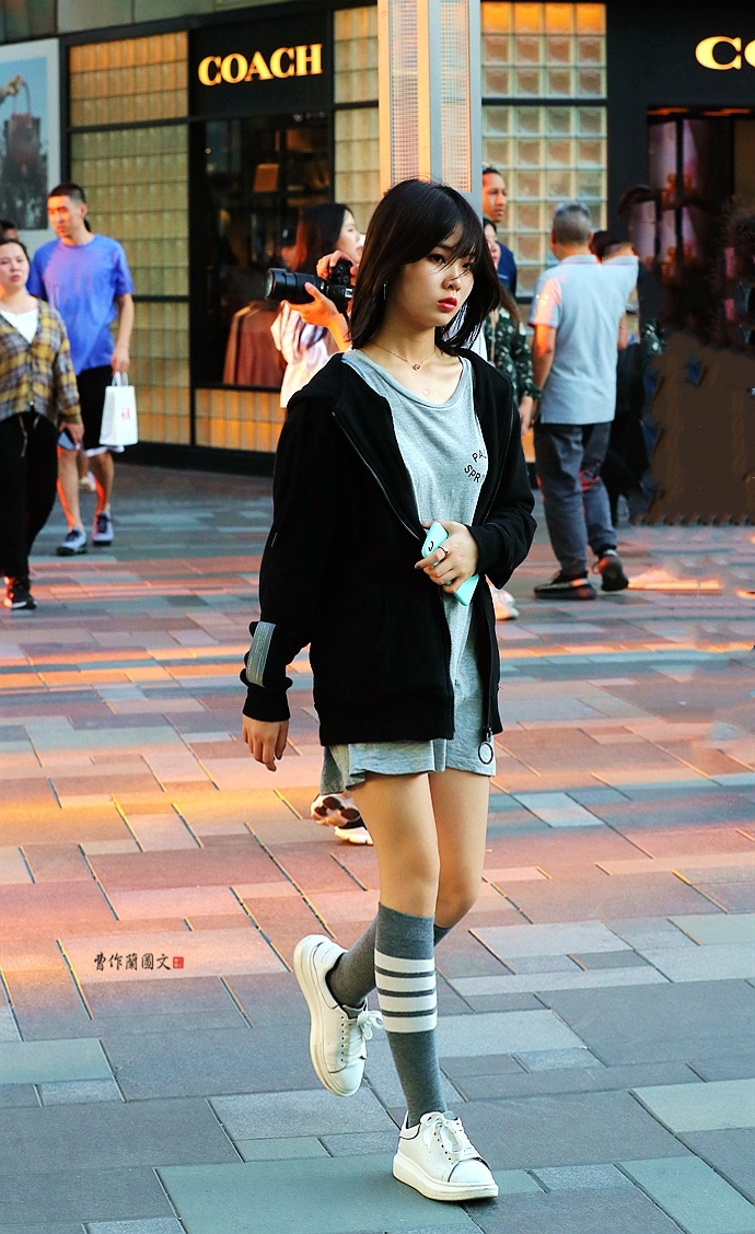 街拍真实打底袜配靴子,细跟长筒靴美女街拍