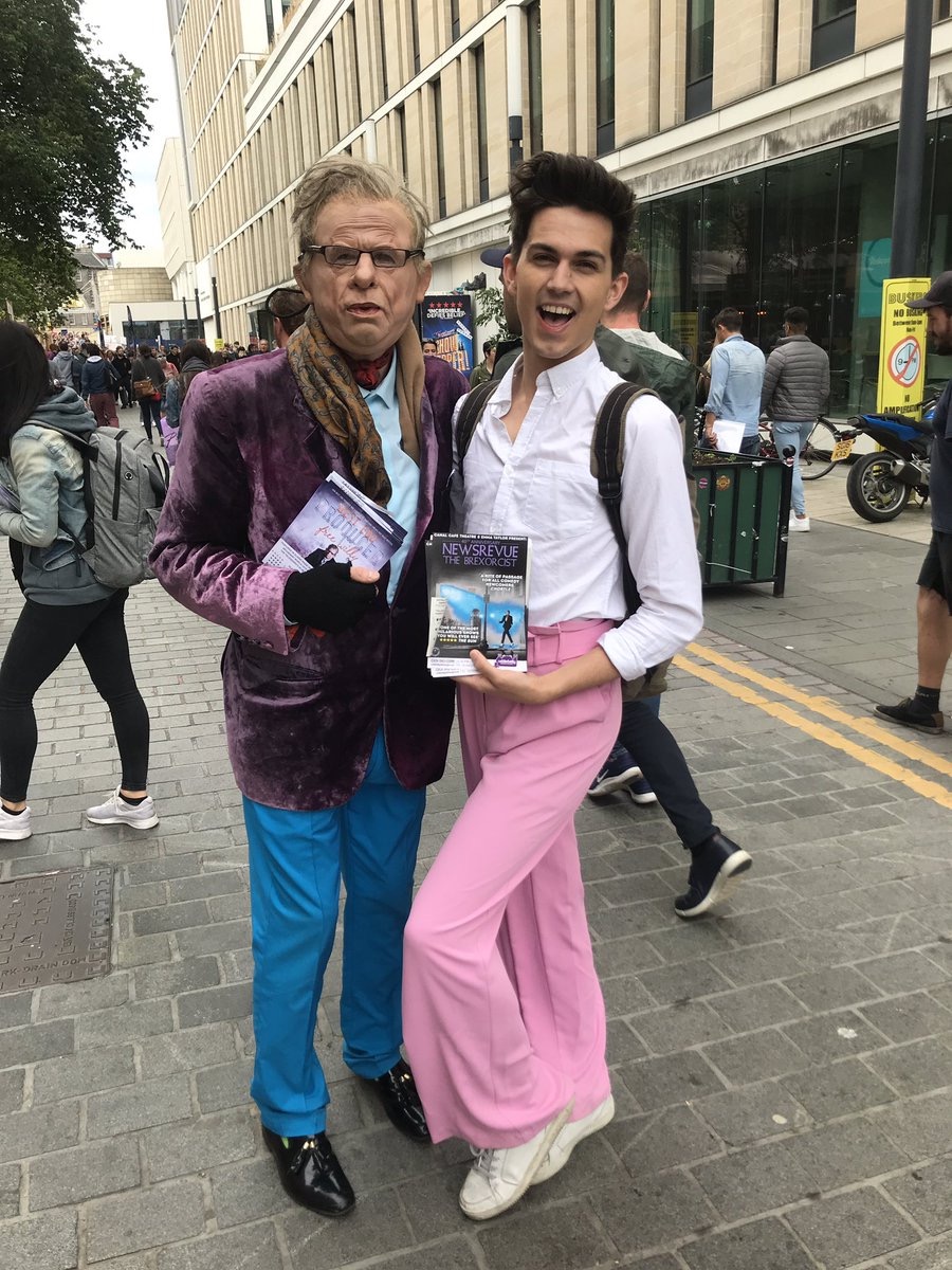 男人不能穿粉红色长裤吗？英国男子穿了，公众场合被说是娘娘腔