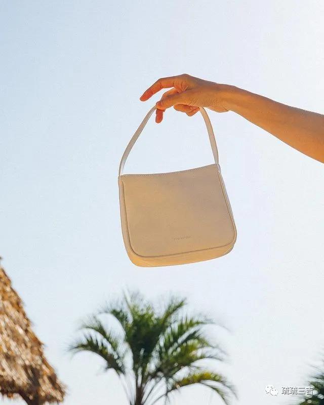 韩剧小女孩背个斜挎包,小众轻奢女士包袋