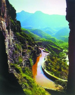 红旗渠修筑在太行山的悬崖峭壁上,太行天河红旗渠