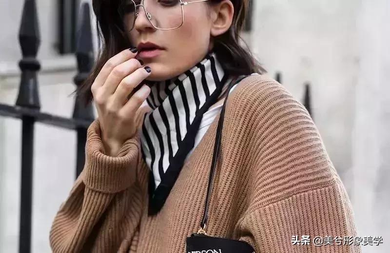 旧衣服怎么系丝巾好看,长条丝巾系法变衣服内搭