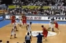 易建联国家队16年,易建联16岁时扣篮