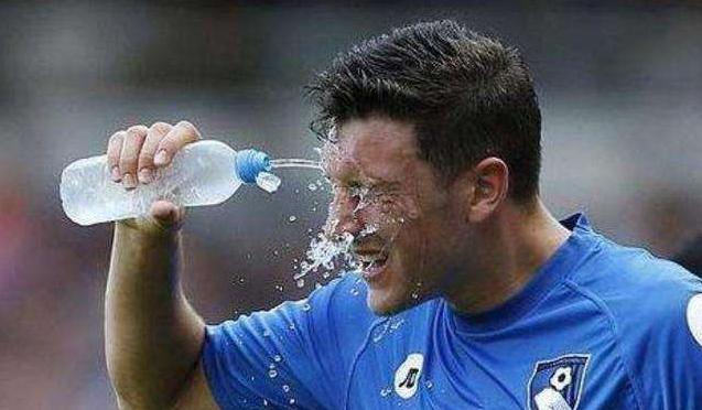 足球运动员为什么喝了吐,为什么足球运动喝了水要吐出来