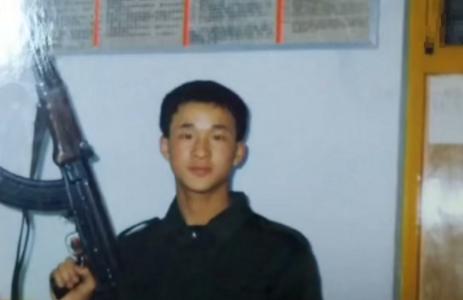 旭日阳刚的落魄，也是“草根”的无奈：昔日多风光，如今多落魄