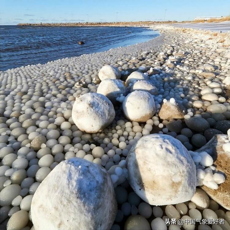 芬兰某地海滩出现大片冰蛋,芬兰海岸发现的冰蛋