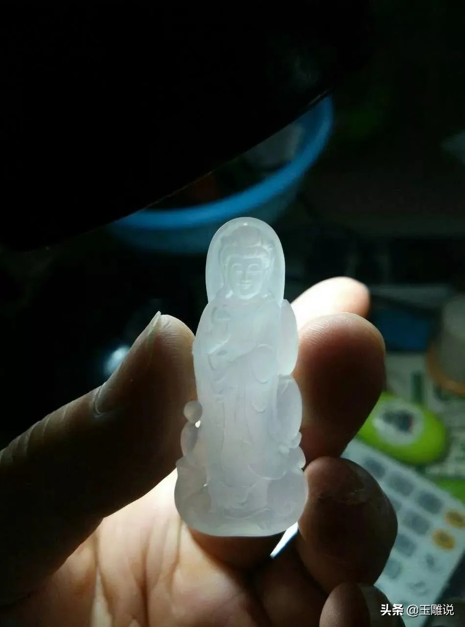 糯种纯白翡翠冰感雕刻,淡黄色糯冰种翡翠雕刻图