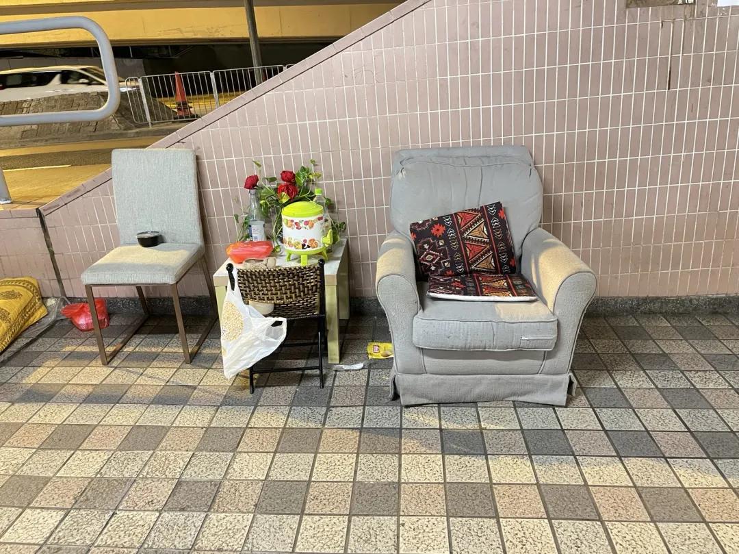 住在香港的地下通道里,香港地下通道住宿视频