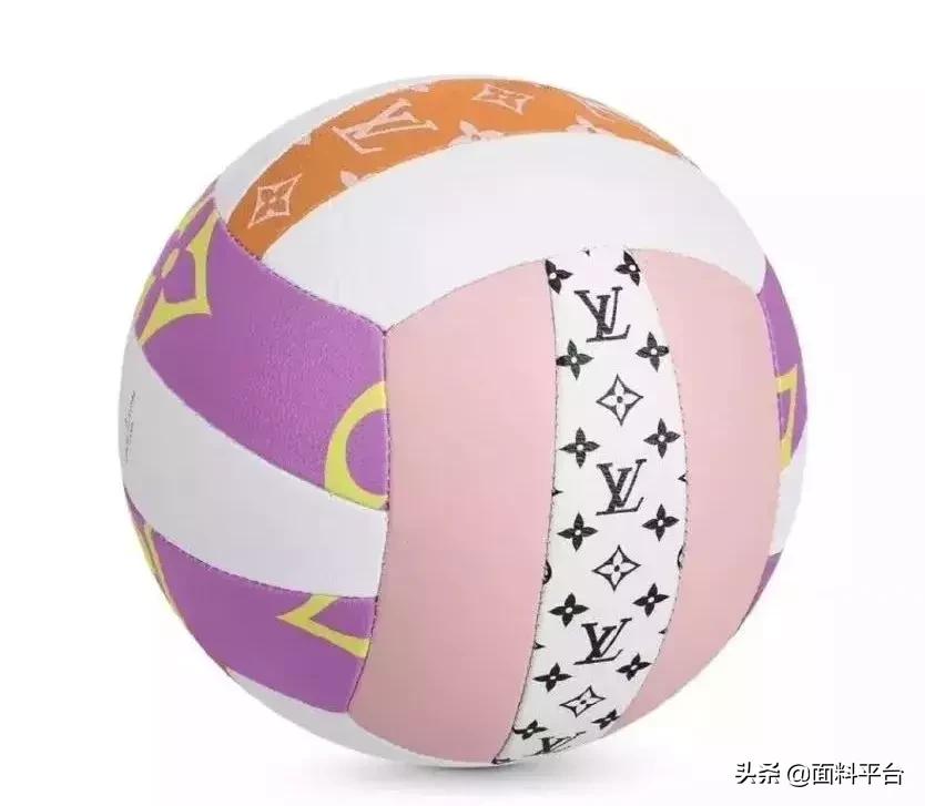 辣眼睛：“露奶衫”火了？一件4000元遭哄抢！太骚了