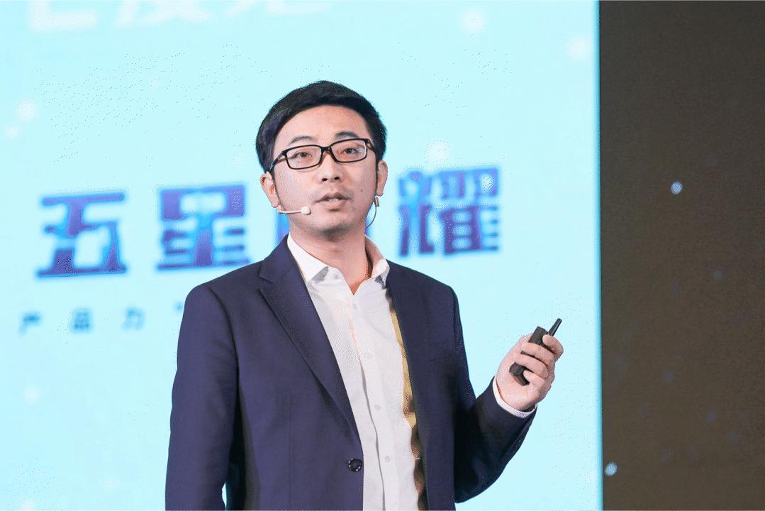 五星闪耀照亮蜂巢城市