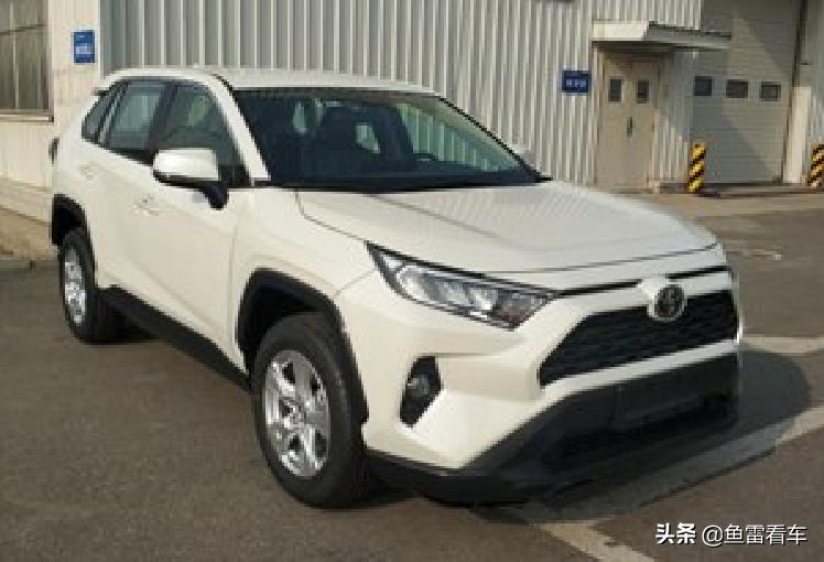 轴距加长30mm,轴距近35米搭载28t柴油四驱动力