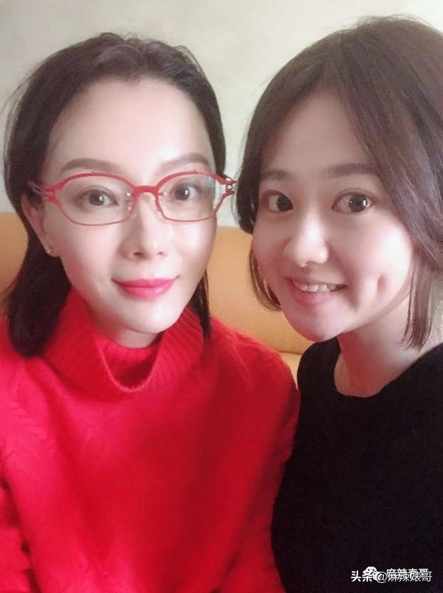 陈数和老公接吻照片,陈数老公回应搂抱年轻女子