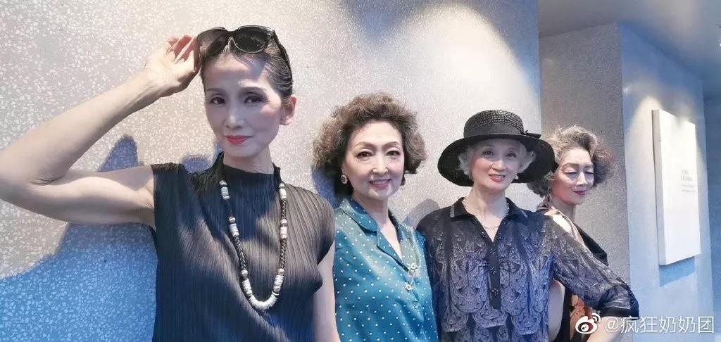 奶奶穿旗袍惊艳了整条街,奶奶穿旗袍惊艳外国人