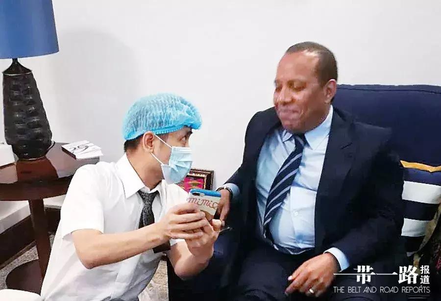 医者仁心，情洒非洲，一曲《成都》让他红了眼眶——记全国援外医疗工作先进个人李昂（中英文）