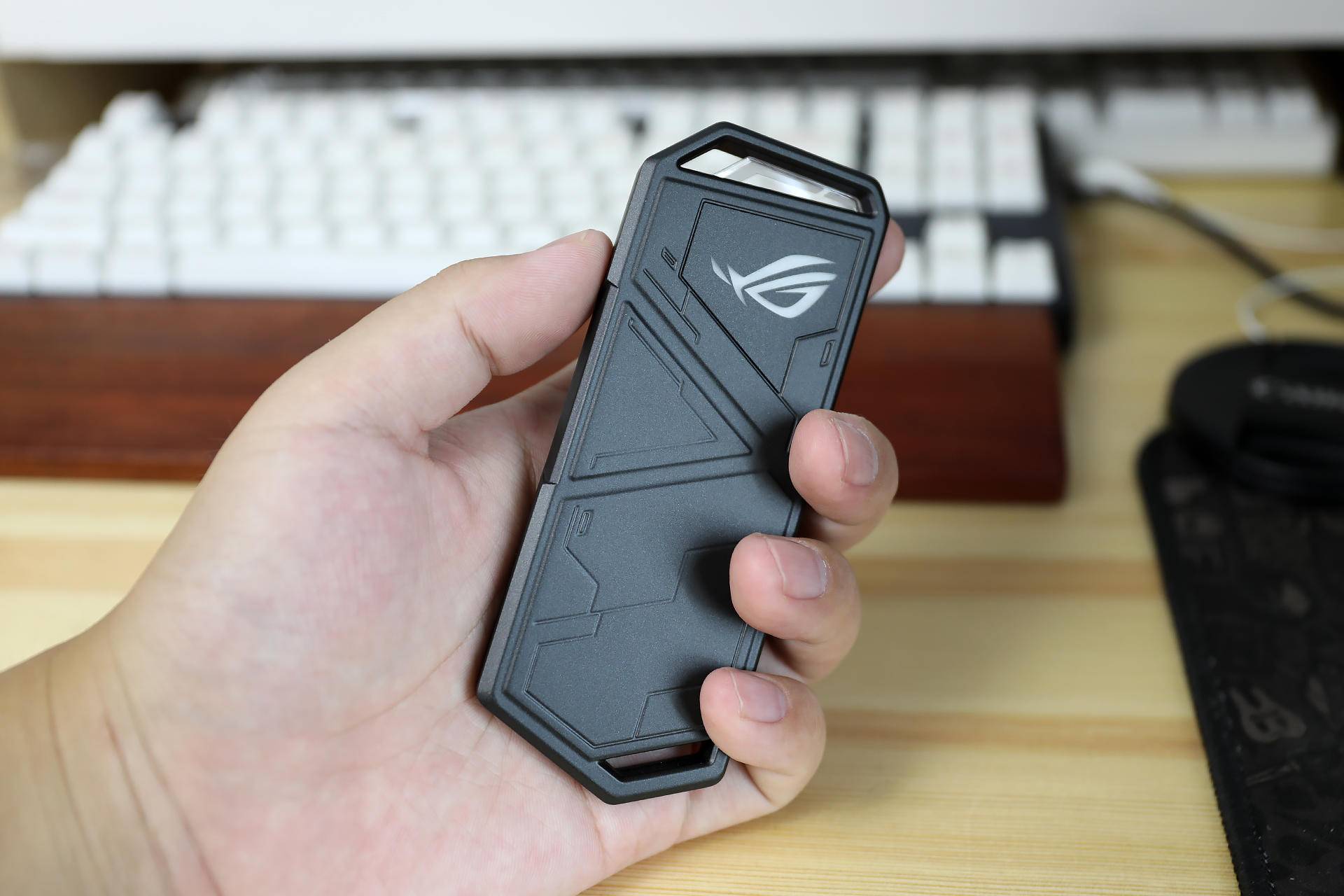 既要高速也要炫酷，ROGSTRIXARION固态硬盘盒评测