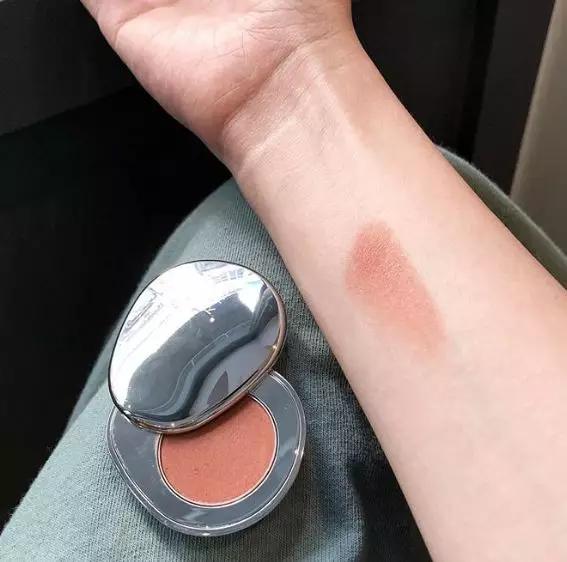 平价腮红收敛色和膨胀色的推荐,低饱和裸杏色腮红推荐