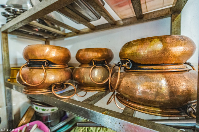 在高山湖泊边拍摄的风景照片湖底,绝美天池风光摄影照片