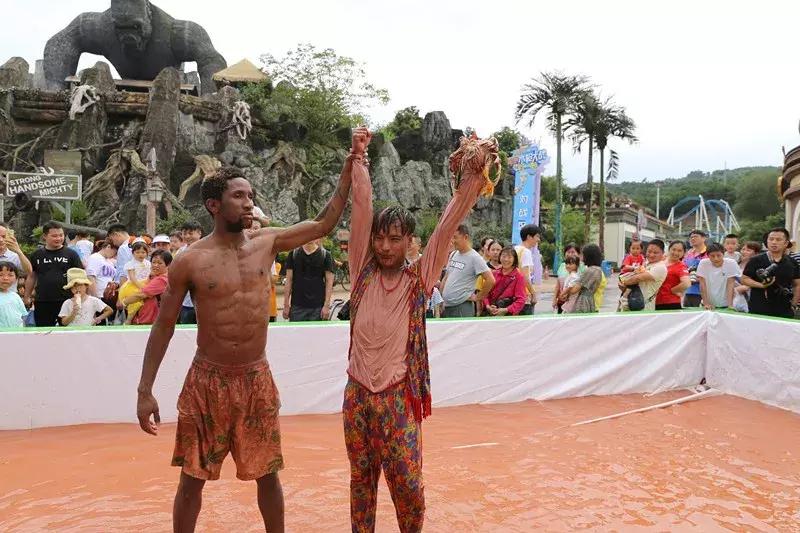 如果有人用水枪来泼我们怎么办呢,如果有人故意用水泼你你该怎么办