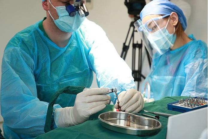 为什么老年人戴假牙嚼不烂鱼肉,老人为什么戴假牙而不种牙