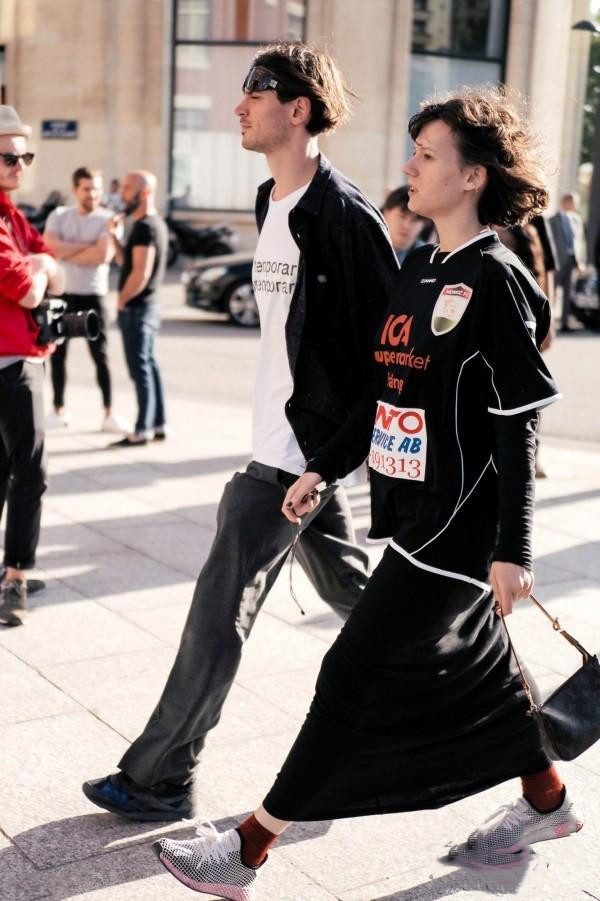 复古风格穿搭足球衣,活力款衣服