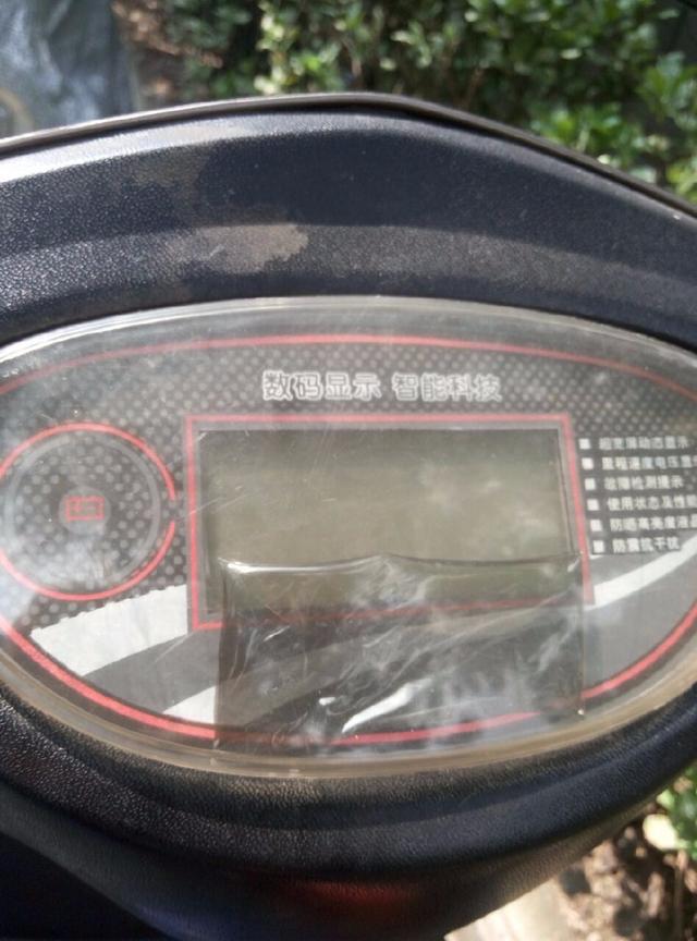 液晶仪表显示一半亮一半很暗,液晶显示屏黑了一块