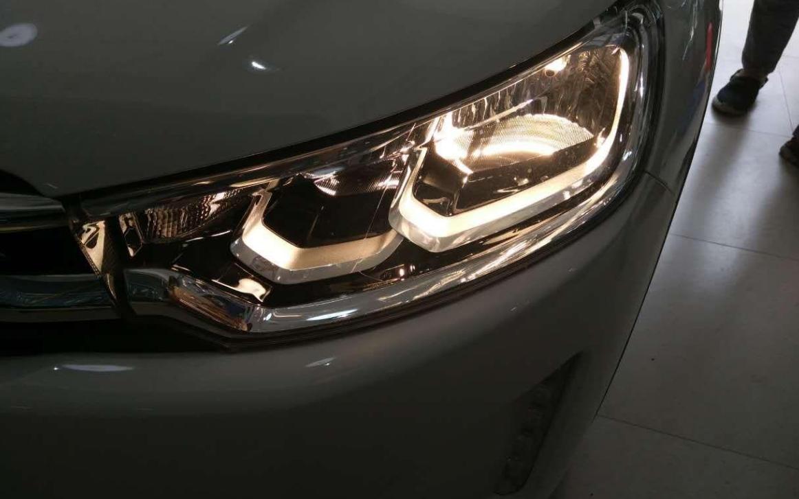 大灯发黄修复能用化油器清洗剂吗,车子大灯发黄可以用角磨机抛光吗