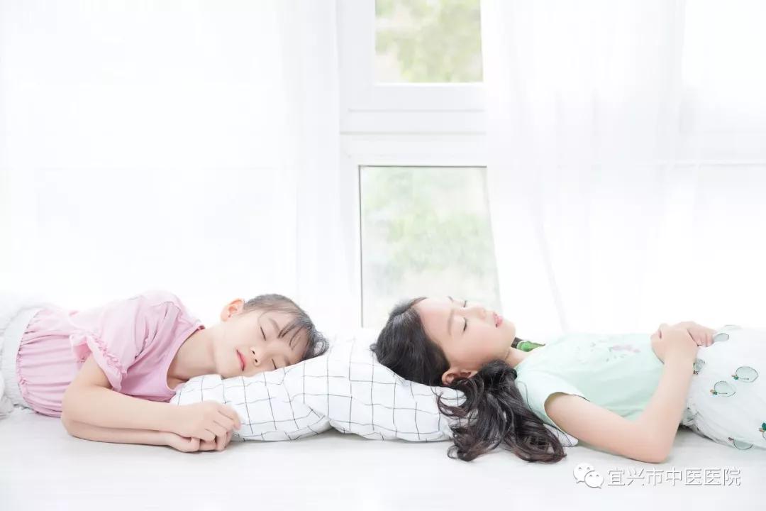 女性天旋地转式眩晕,成年女性头天旋地转是什么原因