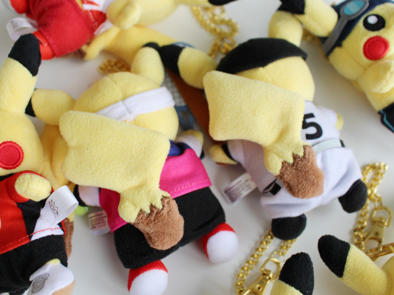 皮卡丘穿篮球服,宝可梦精灵球和皮卡丘