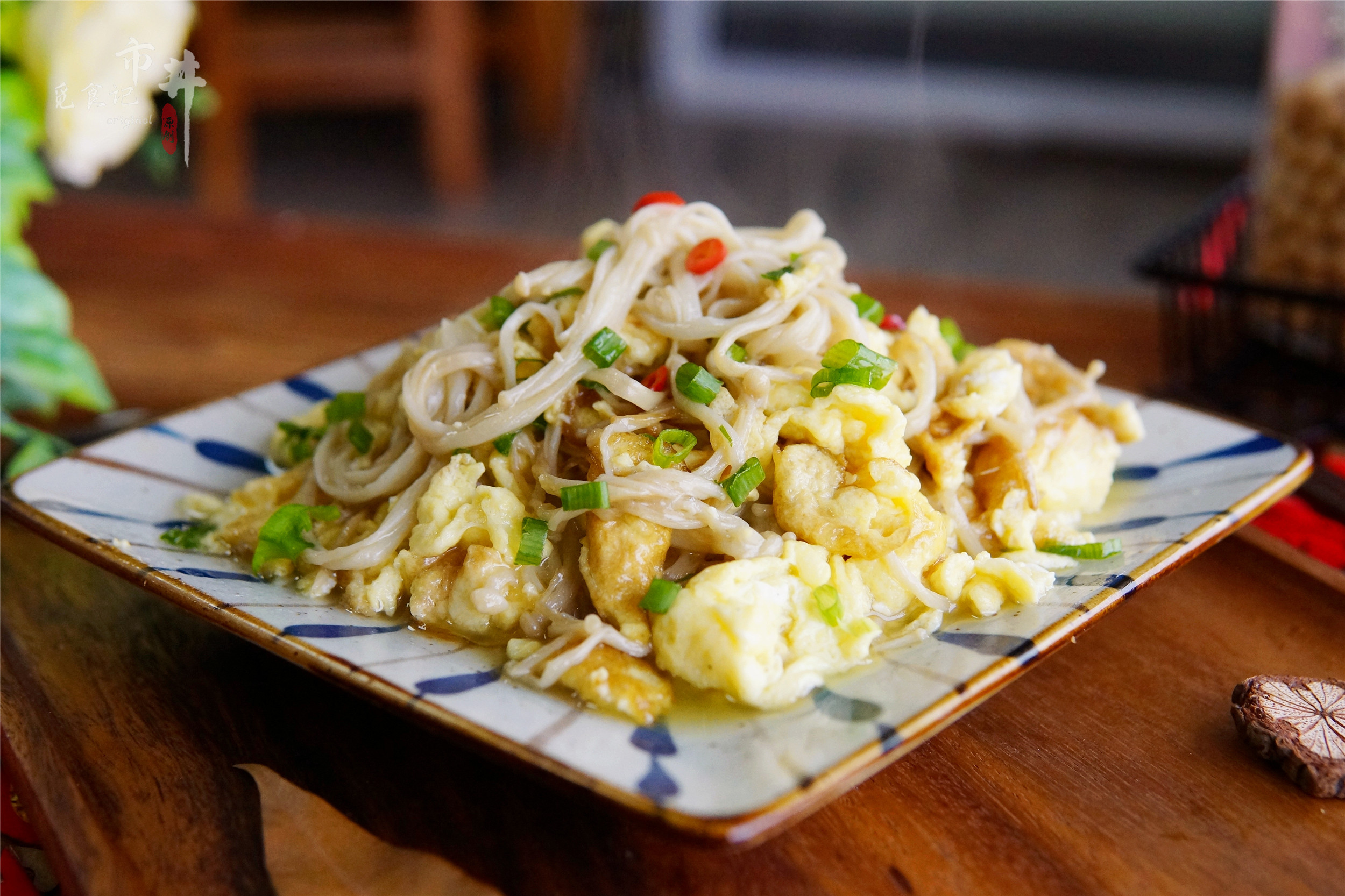 白壳鸡蛋和红壳鸡蛋哪个贵点,买鸡蛋要买壳厚的还是壳薄的