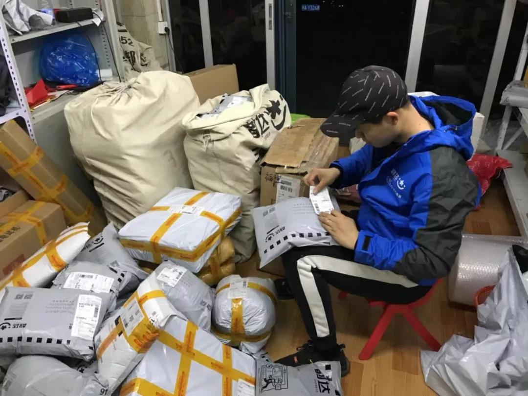 不当老板收快递，95后福州小哥，一人两辆电瓶车，月入15000