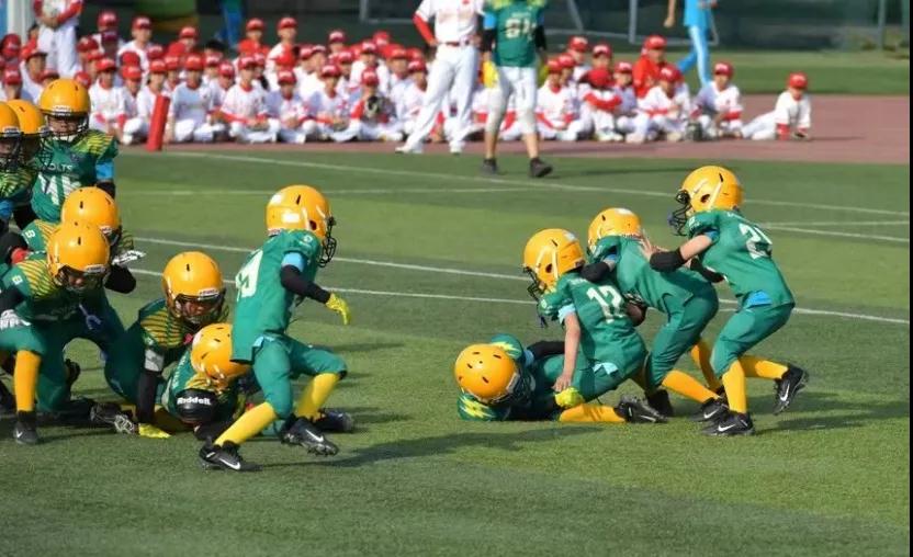 一共有207人参加体操表演,一百多人体育节开场