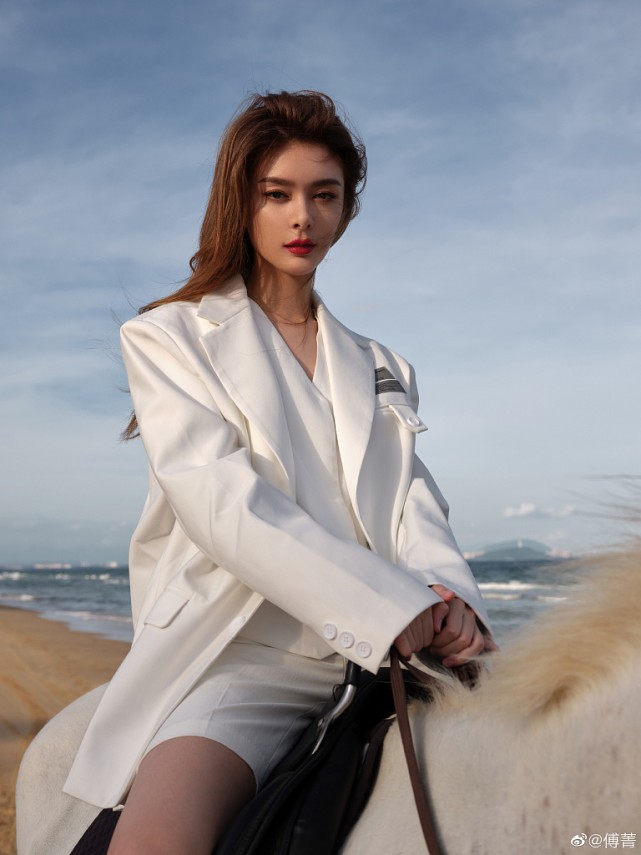 傅菁齐刘海黄裙子,傅菁眼镜西装短发