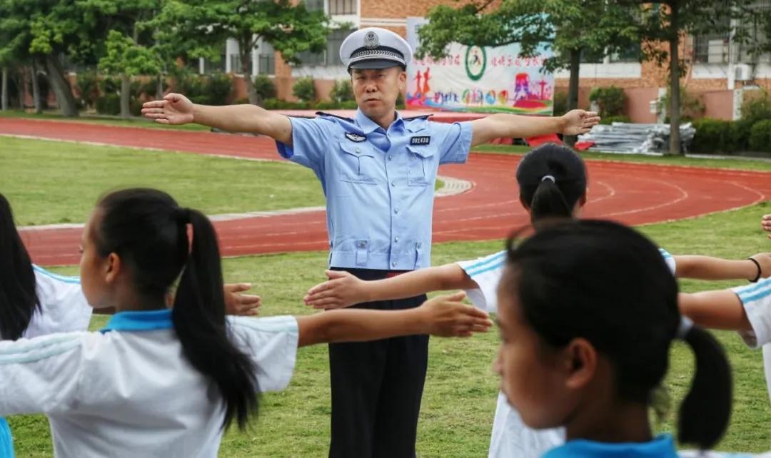 他在斗门建了一支交警队！但又不止是交警！视频太帅！