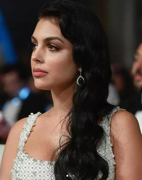 c罗在赛场亲吻乔治娜,c罗和女友乔治娜穿球衣合照图