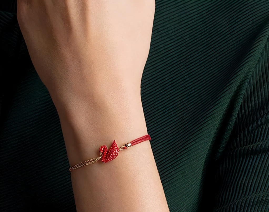 气质女生适合戴什么首饰,施华洛世奇粉色蓝色哪款好看