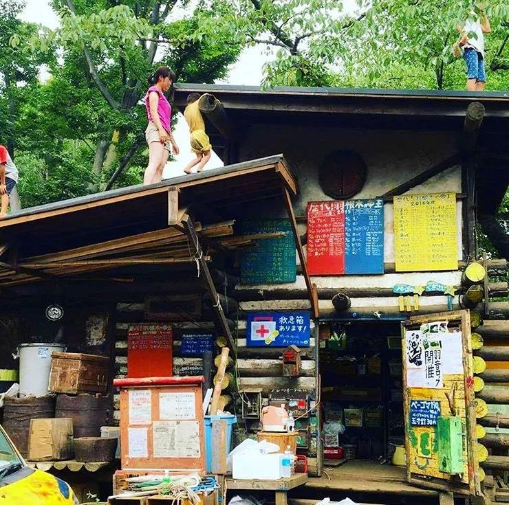 动刀抡锤，玩火涉水，这样的公园为何还能吸引那么多父母？