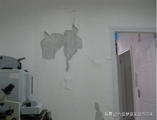 墙面发霉掉灰怎么处理,刚装修的房子墙壁发霉怎么处理