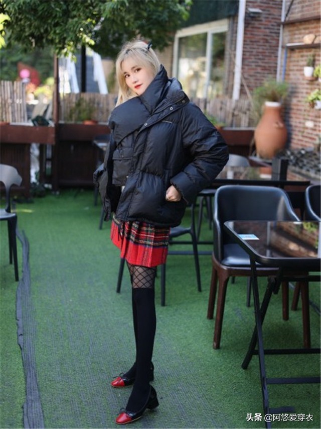 韩国女生黑色羽绒服穿搭,韩国女生穿什么羽绒服