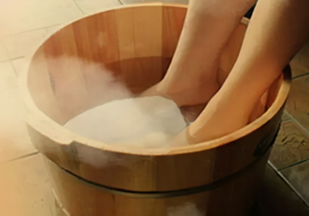 试管移植后胚胎着床那一刻会腹痛,试管移植10天双胎出血腹痛吗