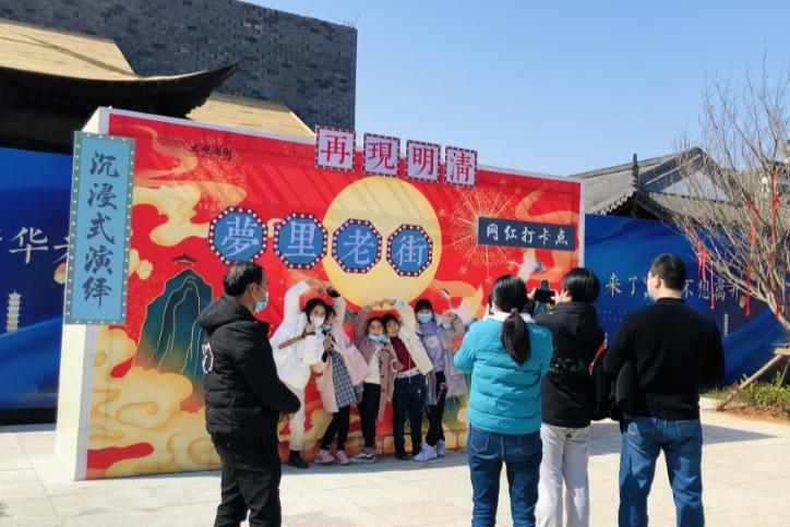 人潮涌动年味十足,人潮很汹涌