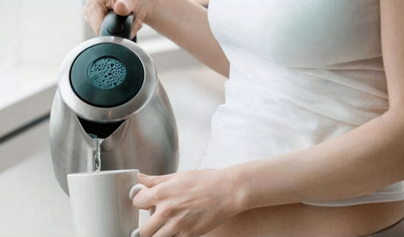 孕妈喝水宝宝会怎样,孕妈喝水