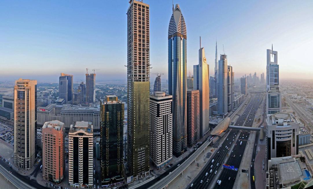 迪拜土豪的白袍,为什么迪拜土豪总是穿朴素