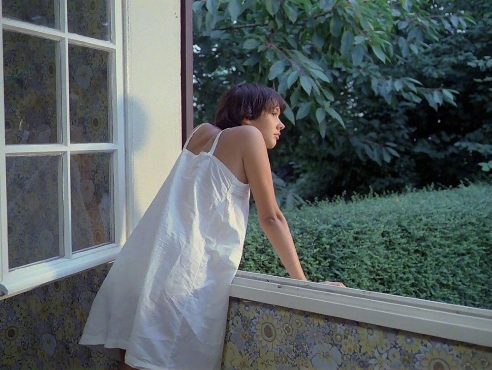 在候麦电影中寻找夏天，豆沙色上衣清纯减龄，值得借鉴