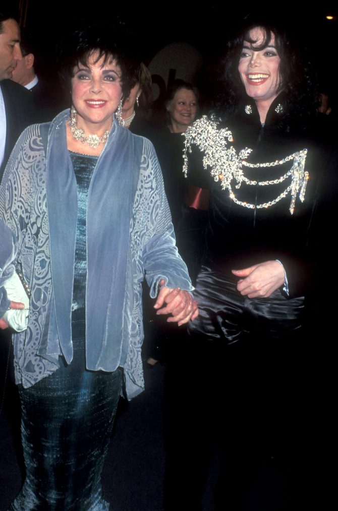 开眼了,乔丹穿过的鞋能卖400万!梦露穿过的裙子更是高达3400万