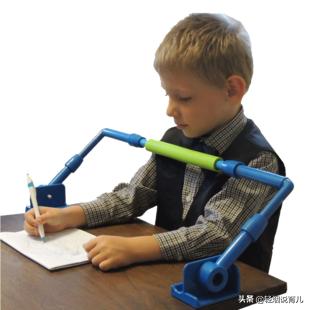 小学生写作业钢笔,小学生写钢笔字作业工整