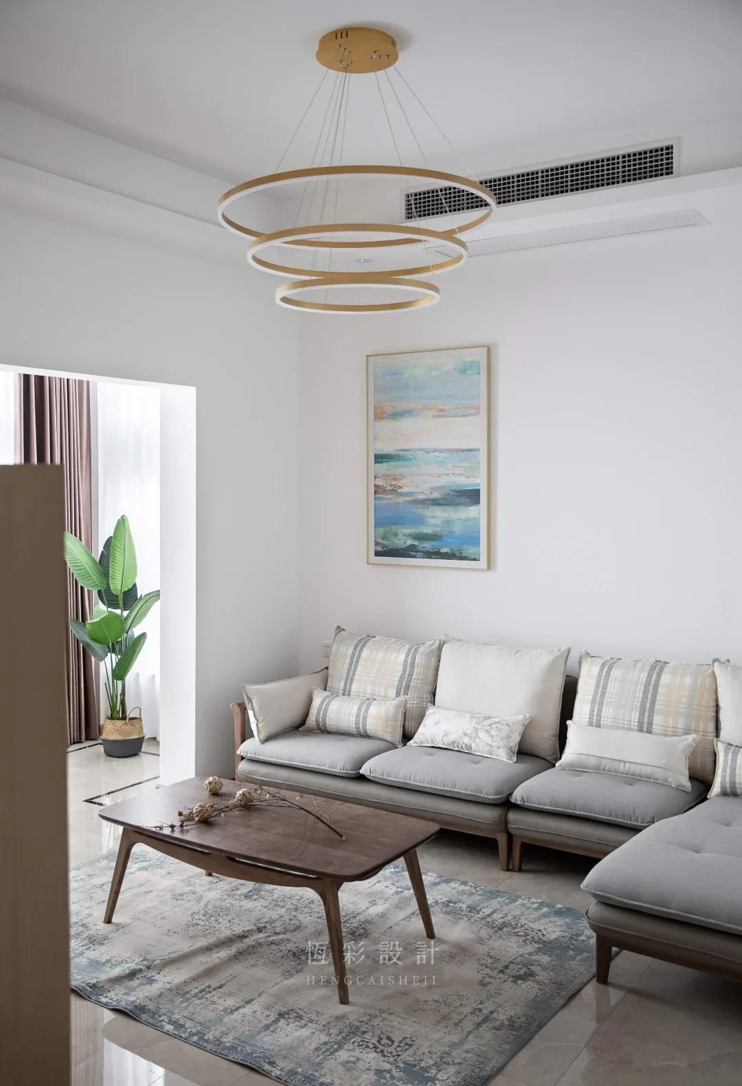 二楼衣帽间和客厅完美结合,二楼客厅开放式衣帽间